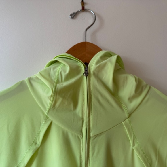 Lululemon Light Zipper HoodedJacket with Pleated Hem Sz. 10 - Picture 9 of 12
